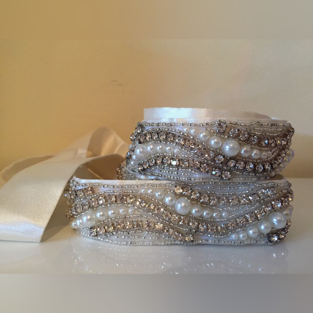 White ribbon belt